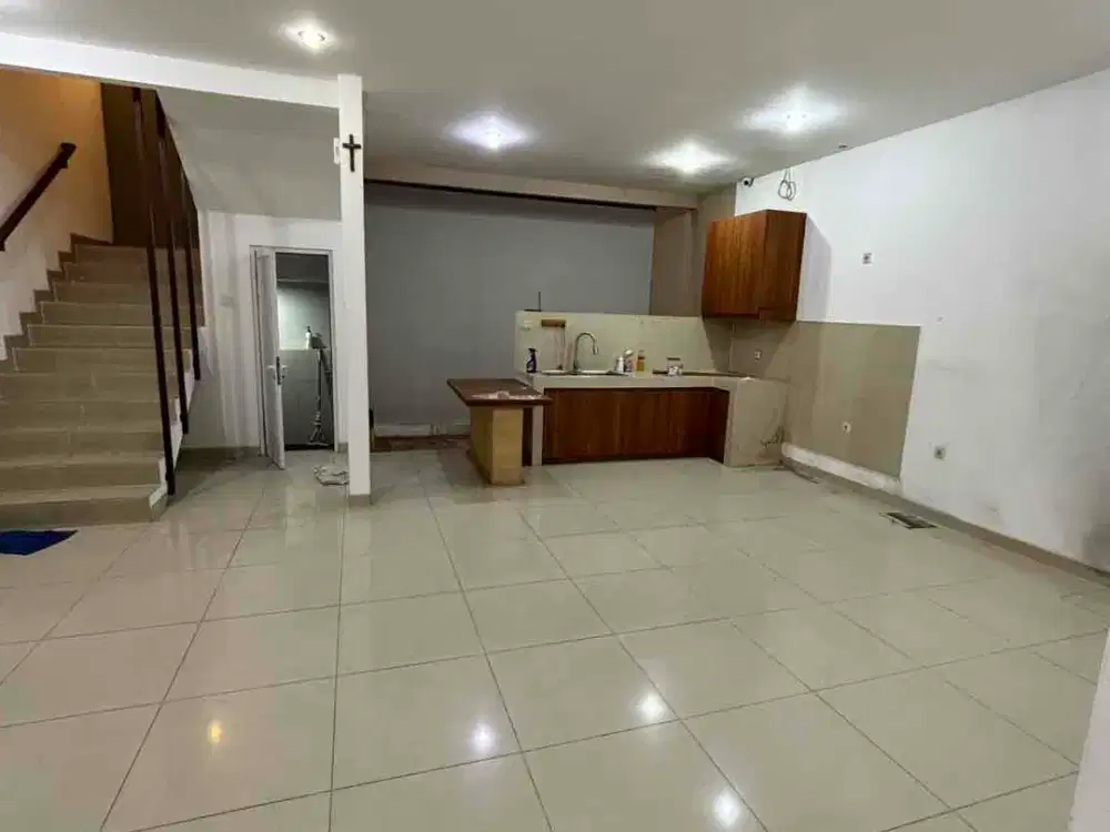 Dijual rumah 2,5 lt 6,7 x 17 m2 di Kelapa Dua Kebon jeruk semi furniture 4+1 kt 3+1 km shm, cocok utk office & rumah tinggal