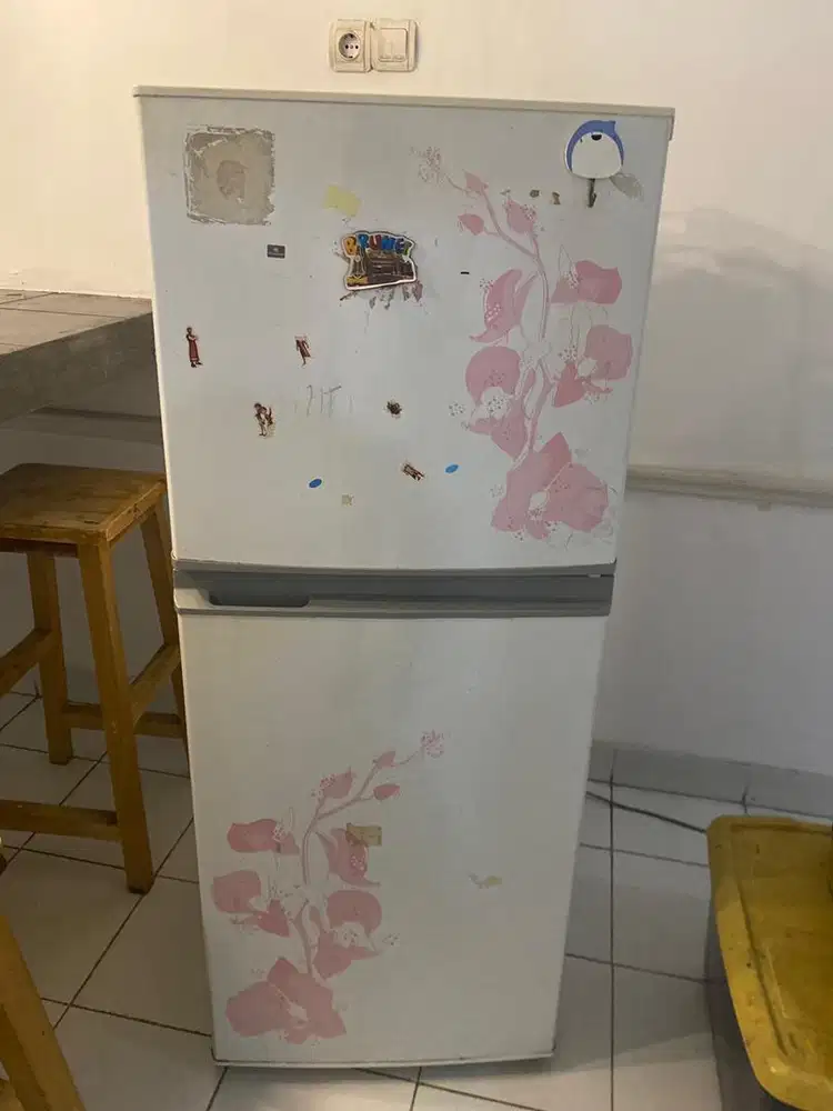 Kulkas sharp bekas