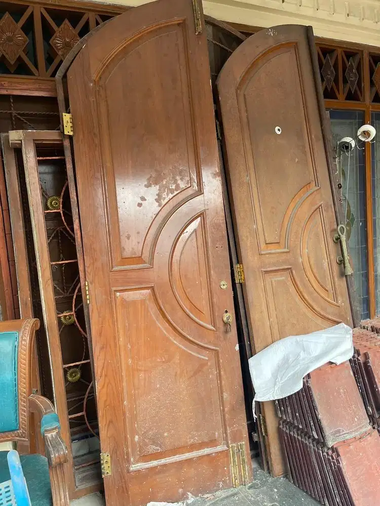 Kusen pintu kayu