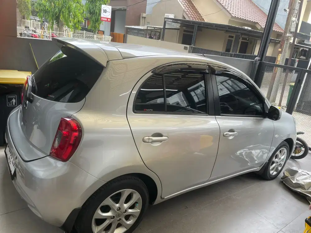Dijual Nissan March 2016 km 40rb ori