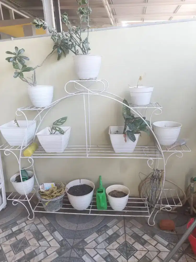Rak dan wadah pot kembang masih bagus plus tanah