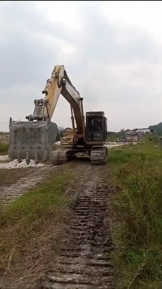 Dijual Alat Berat Komatsu PC 200-6 Tahun 2003 Murah saja