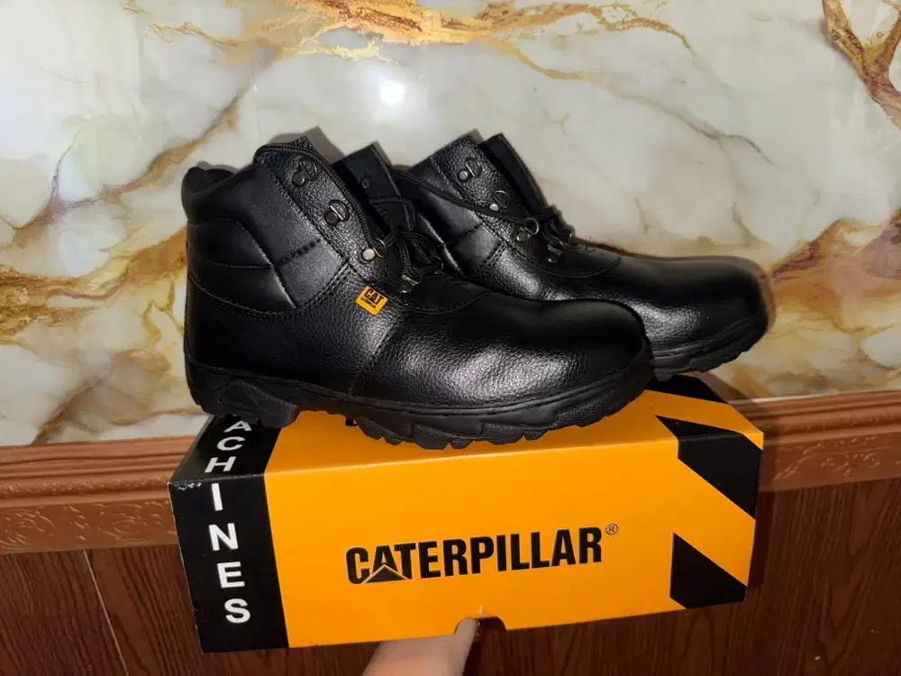 Sepatu safety untuk proyek