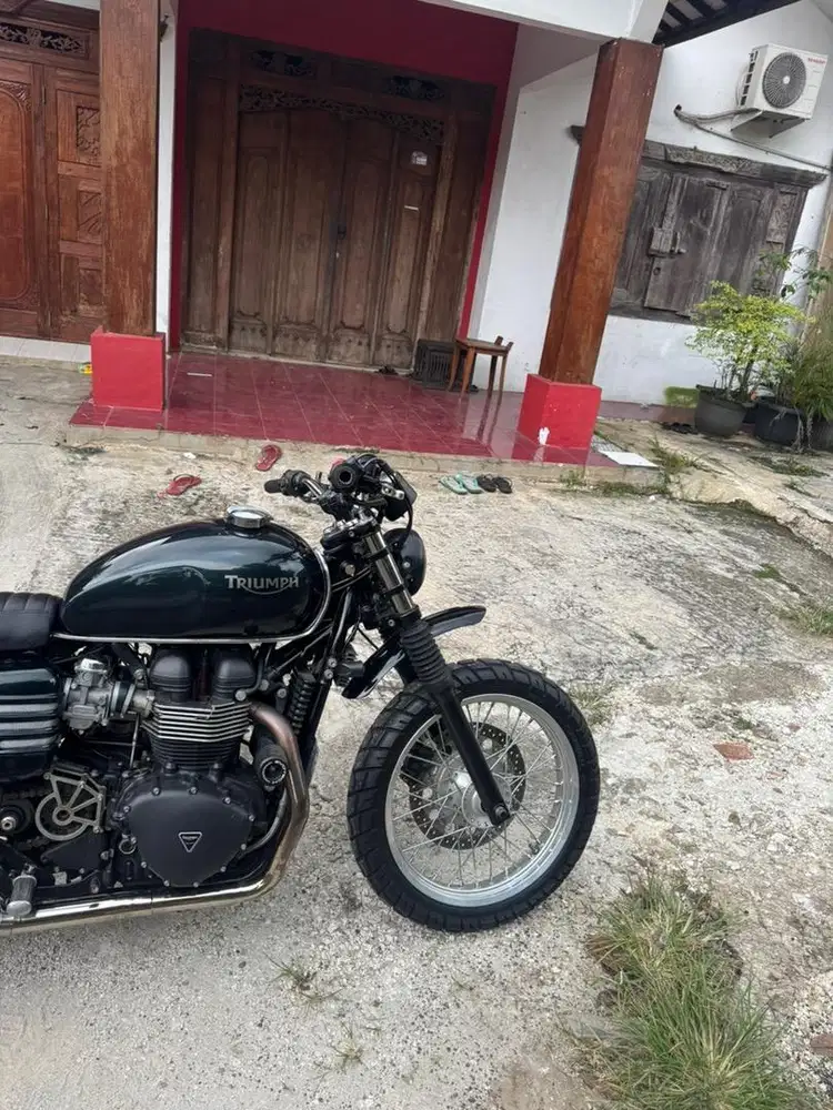 Triumph Thruxton scrambler