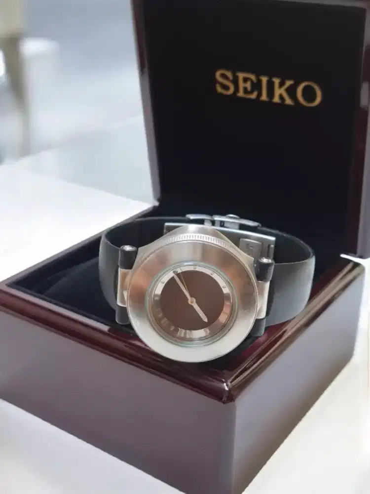 SEIKO V701-2N40 Super Rare

Nomor edisi terbatas: 0857/1100