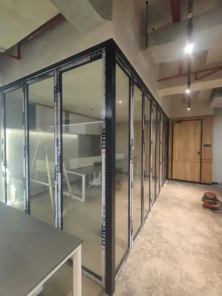 Pemasangan partisi kaca pintu aluminium cendela vinil