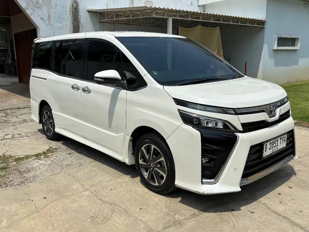 Toyota Voxy warna Putih tahun 2019