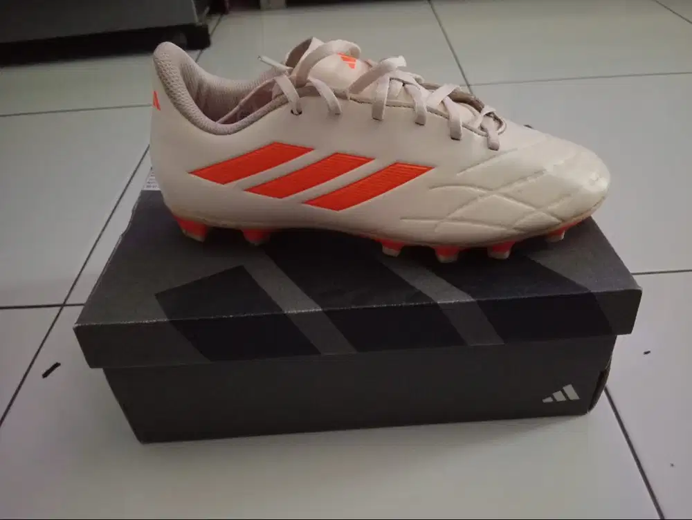 Sepatu bola size 40