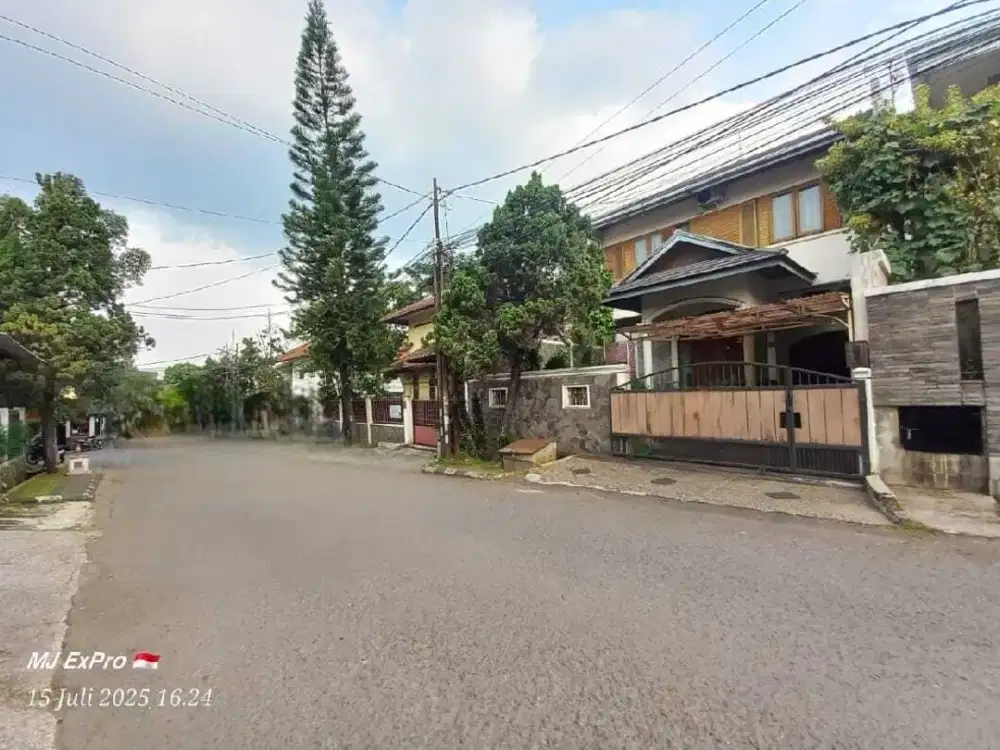 RUMAH CANTIK DI DAGO COBLONG BANDUNG Desain Unik dengan Taman Luas