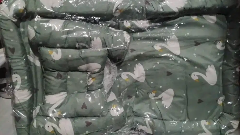 kasur kolam set kelambu baby
. Tempat tidur bayi
