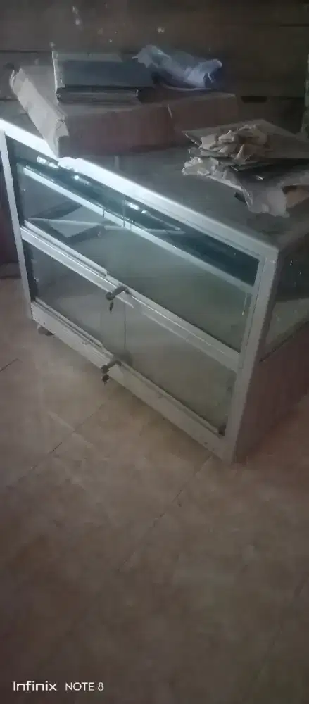 Lemari etalase bekas konter