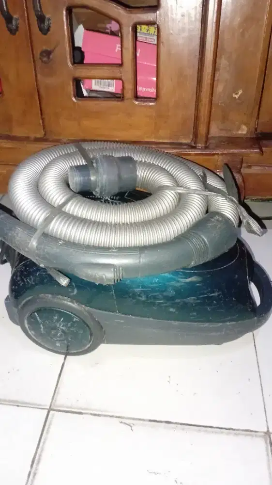 dijual vacuum cleaner sharp EC-8304 bekas