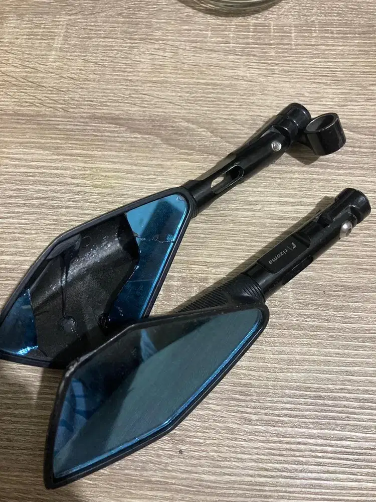 Spion bekas retak dikit