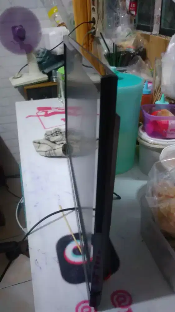 Di jual cepat TV LCD analog merk TOSHIBA 24 inch