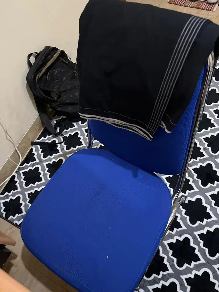 kursi biru bekas