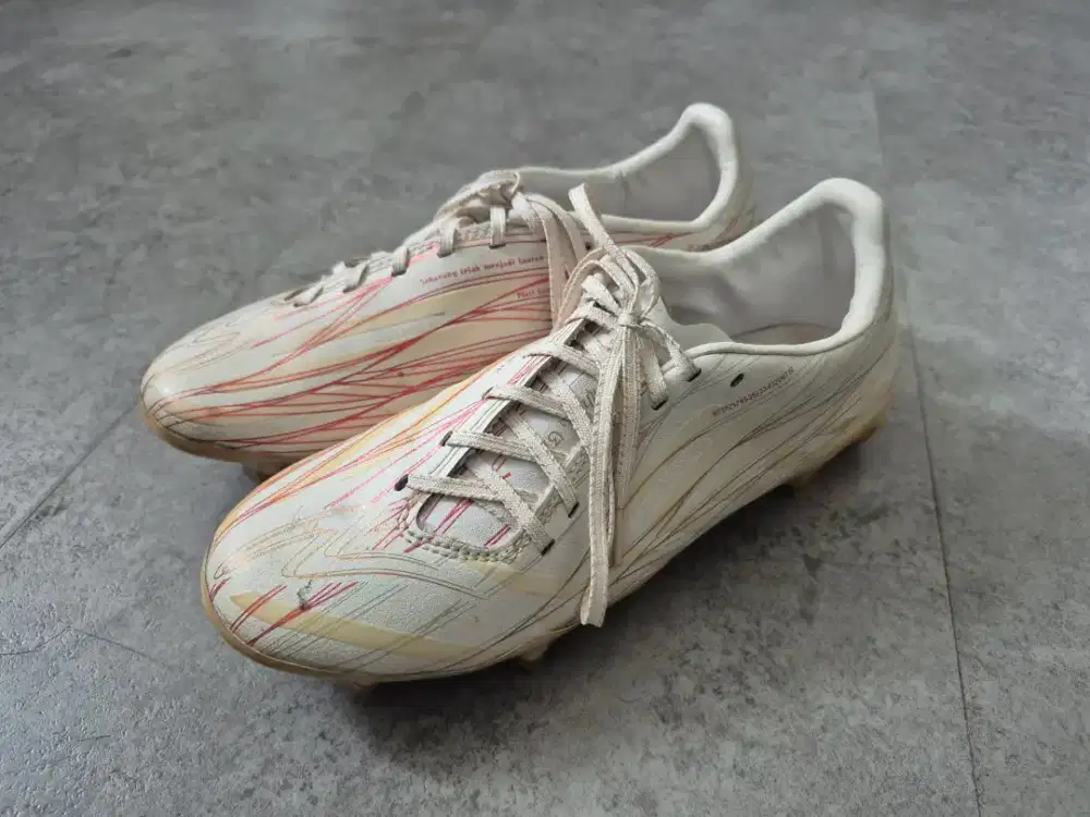 Sepatu Bola Specs