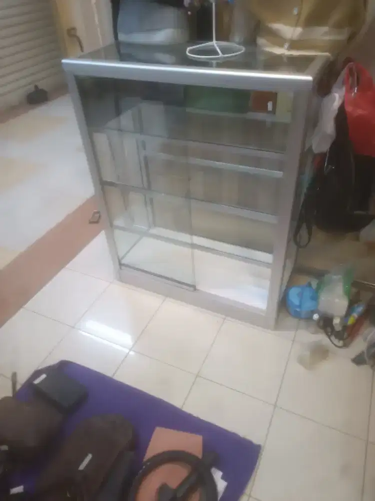 Etalase kaca  kondisi bagus