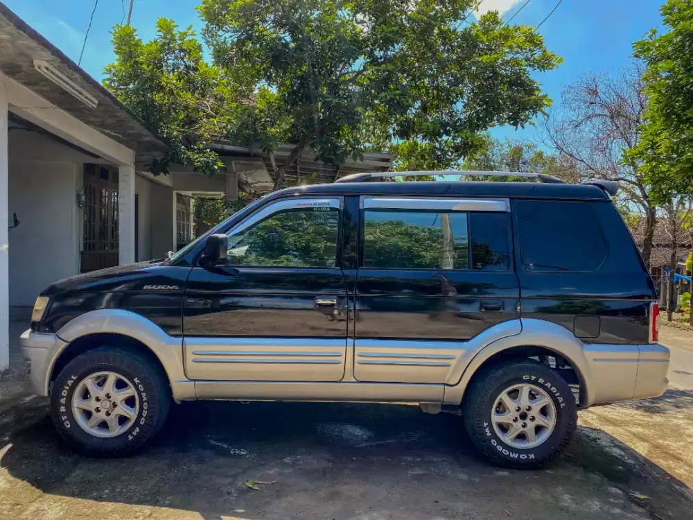 Mitsubishi kuda grandia MPI 2.0 Bensin 2002 Hitam silver
