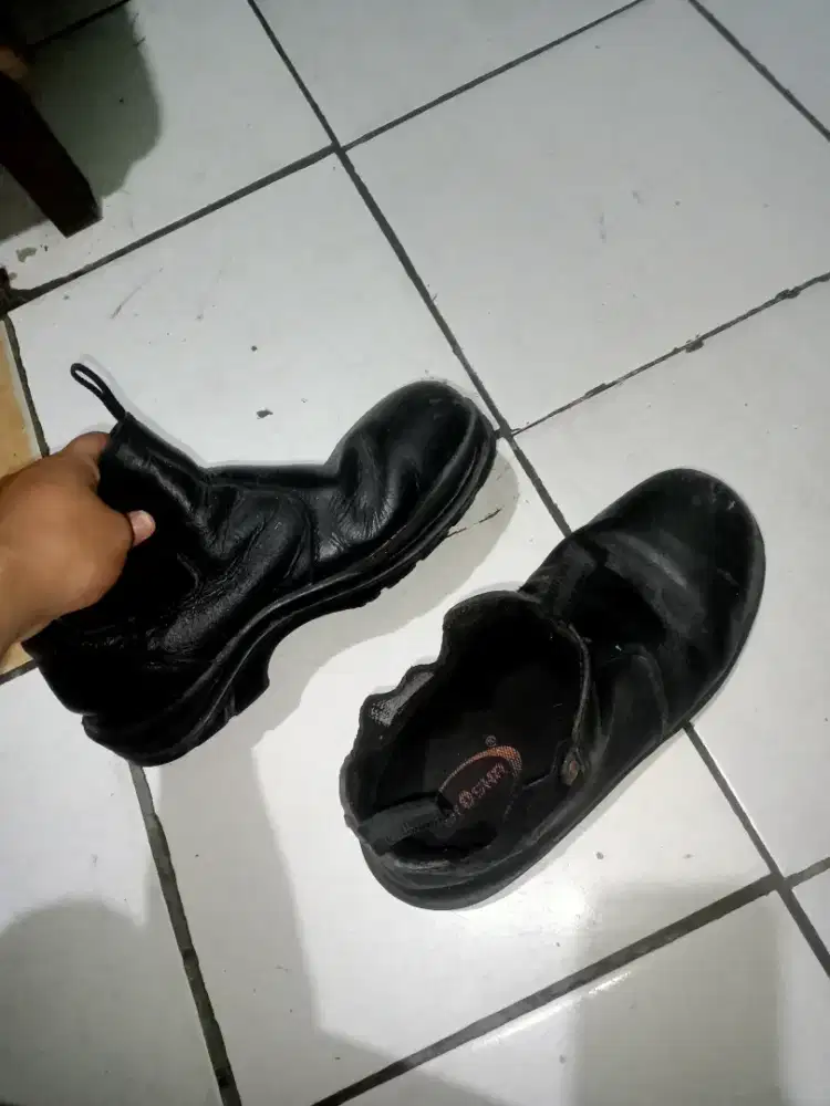 Sepatu safety kerja