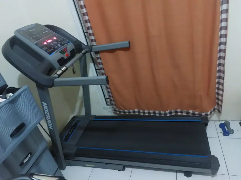 Treadmil dengan incline, sepeda statis, kursi gym dan barbel
