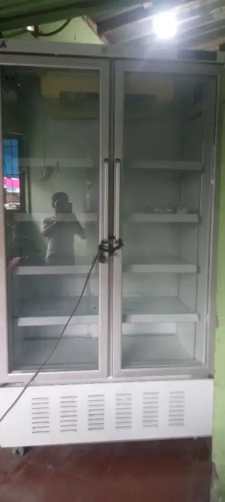 showcase 2 pintu