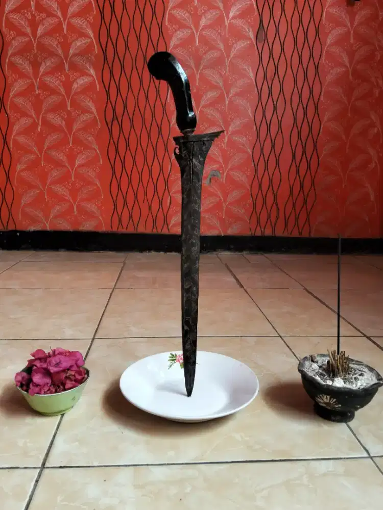 Keris berdiri keseimbangan