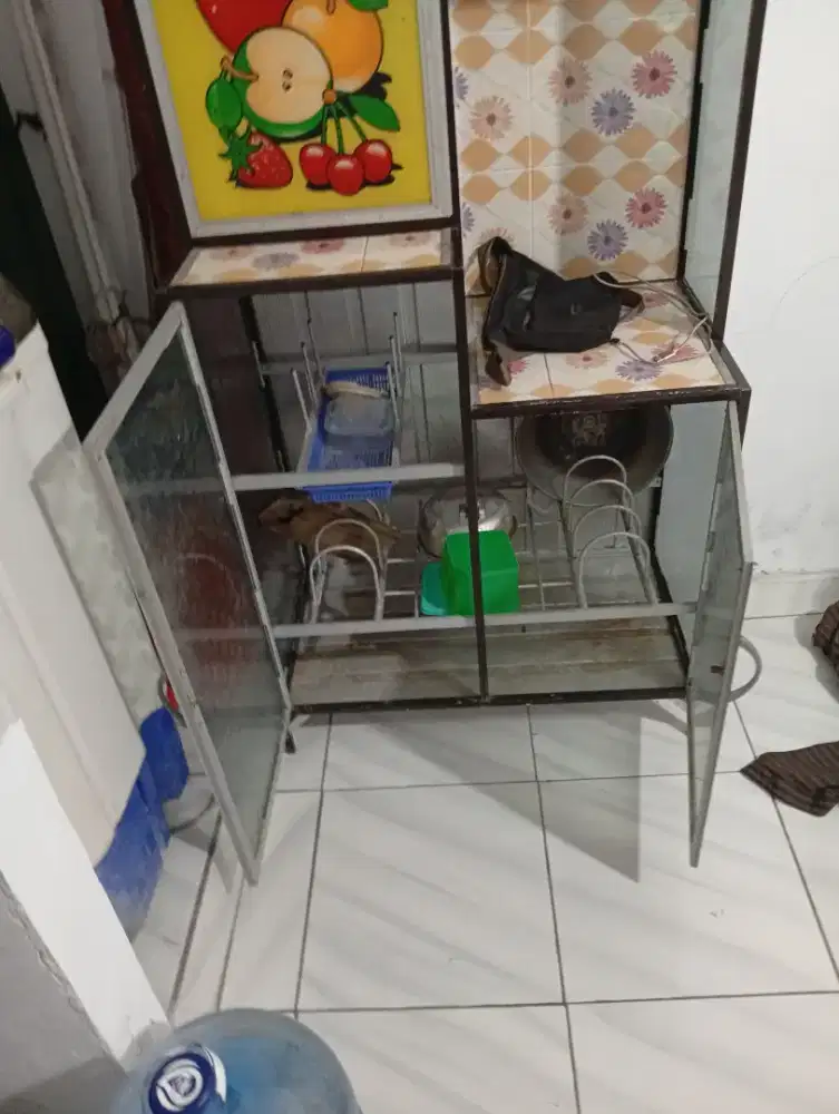 Rak piring tempat perlengkapan makan