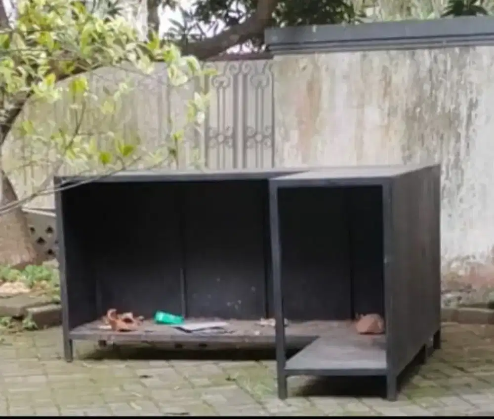 Meja besi dan tenda