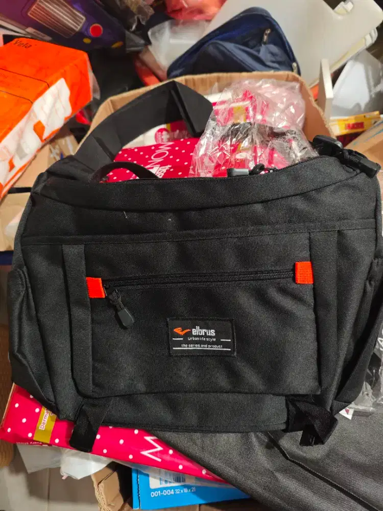 Tas slempang muat laptop bahan bagus