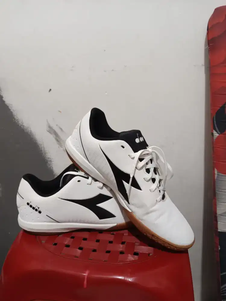 Sepatu futsal bekas rasa baru