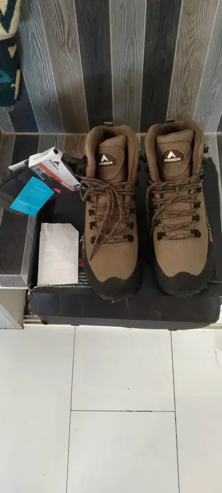 SEPATU EIGER PLUM size 42' (26,5 cm) Baru-Bekas (Belum Pernah DIPAKAI)