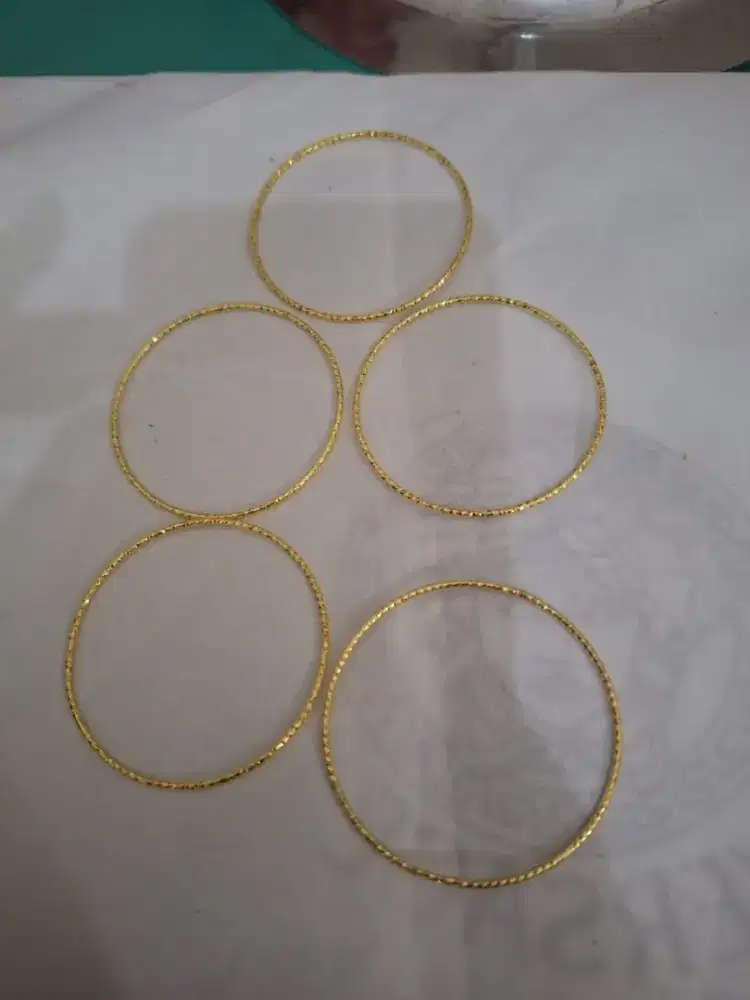 Gelang keroncong 
Warna emas 5 pcs 
Limited edition 
Barang terawat