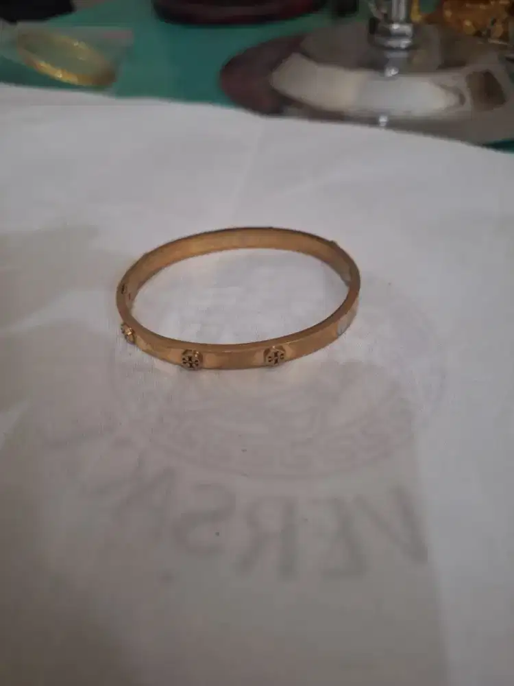 Gelang wanita branded 
Tory warna emas Limited edition 
Barang terawat