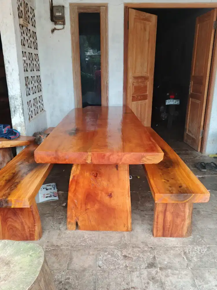 Meja makan solid