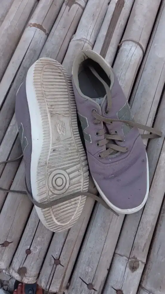 Jual sepatu NB bekas