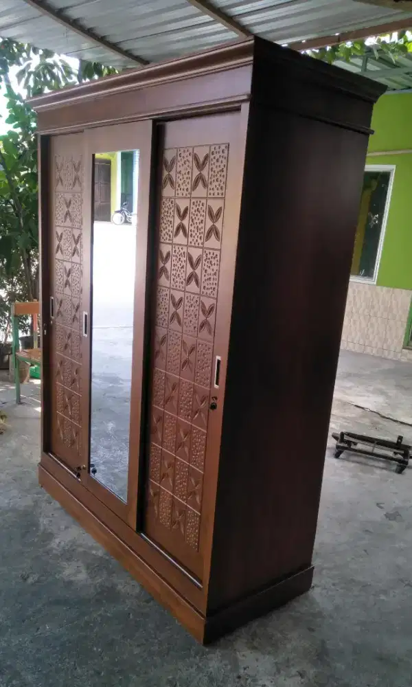 Lemari tiga pintu sliding