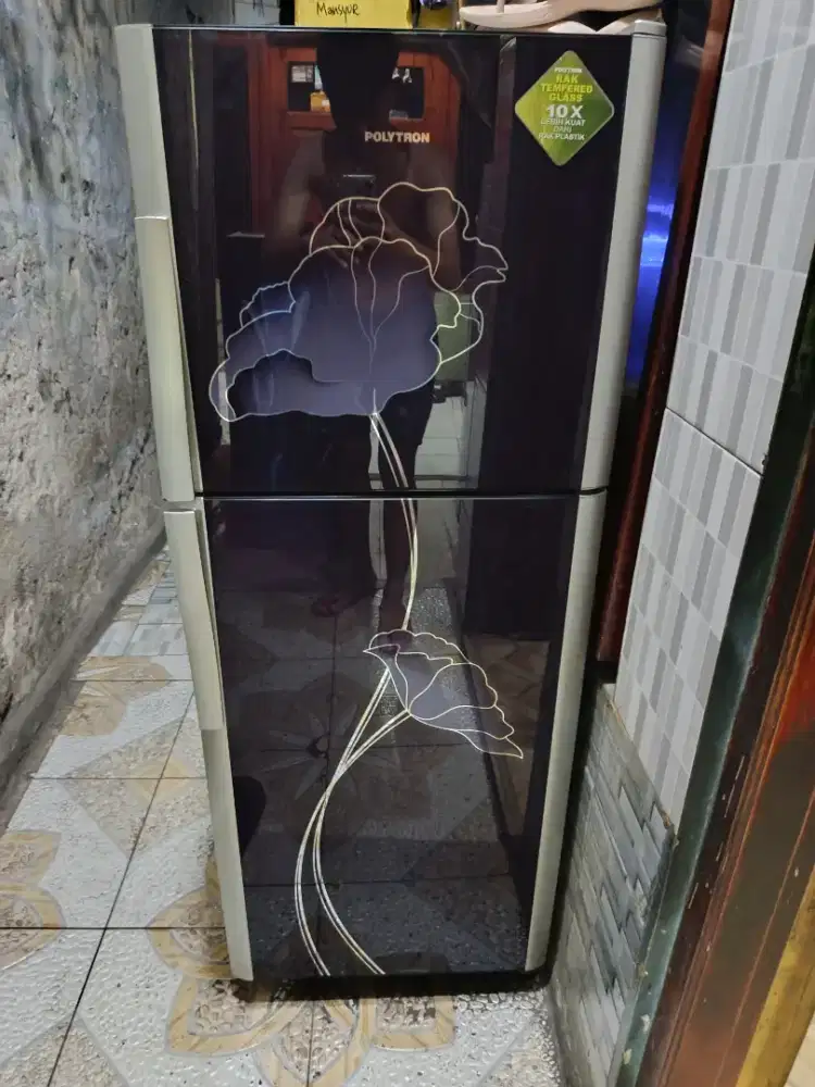 Kulkas 2 pintu merek polytron