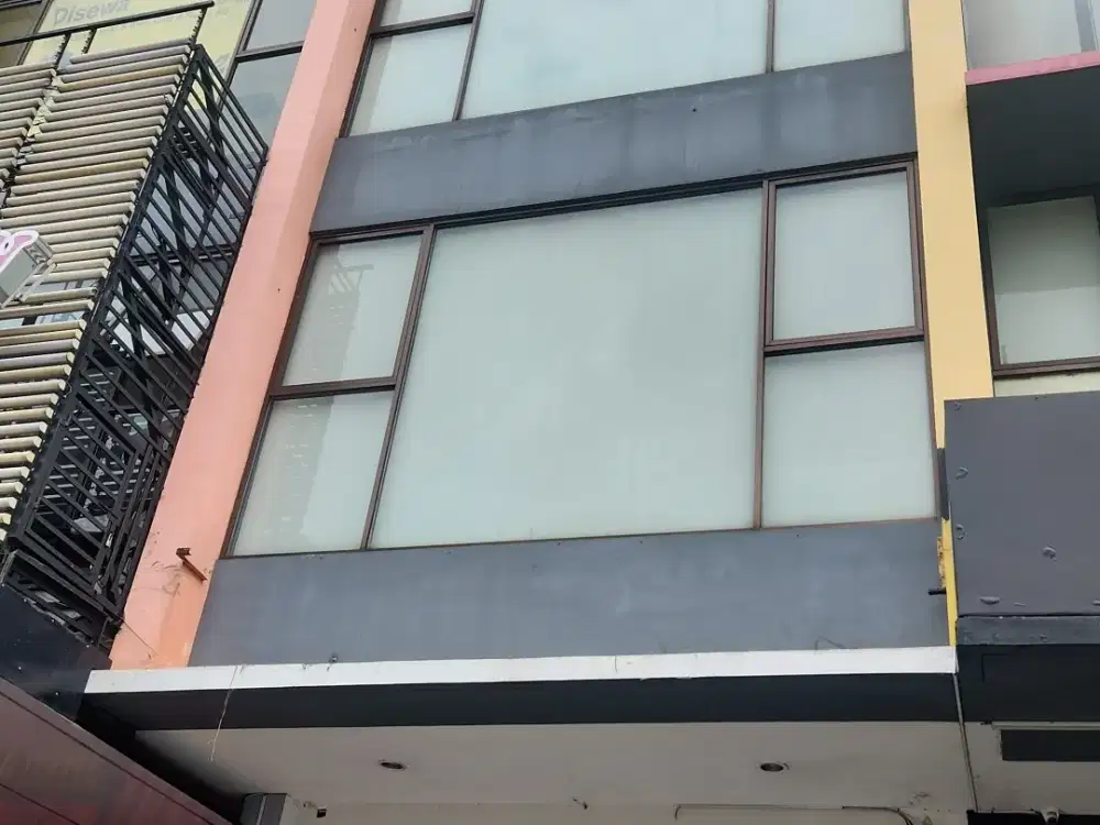 Sewakan gedung 4 lantai pinggir jalan besar dgn parkir basemen luas
