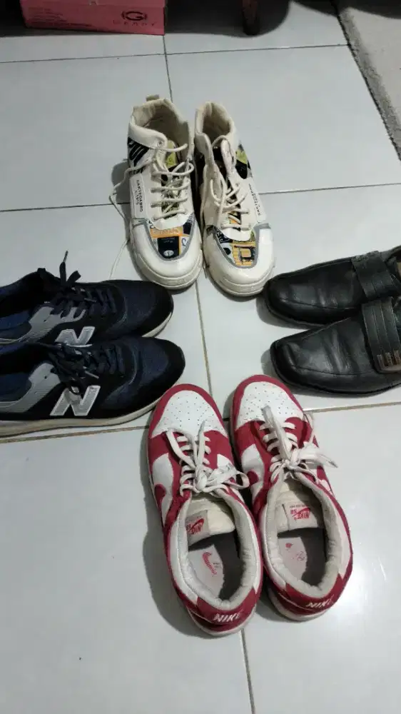 Obral 4 sepatu sekaligus