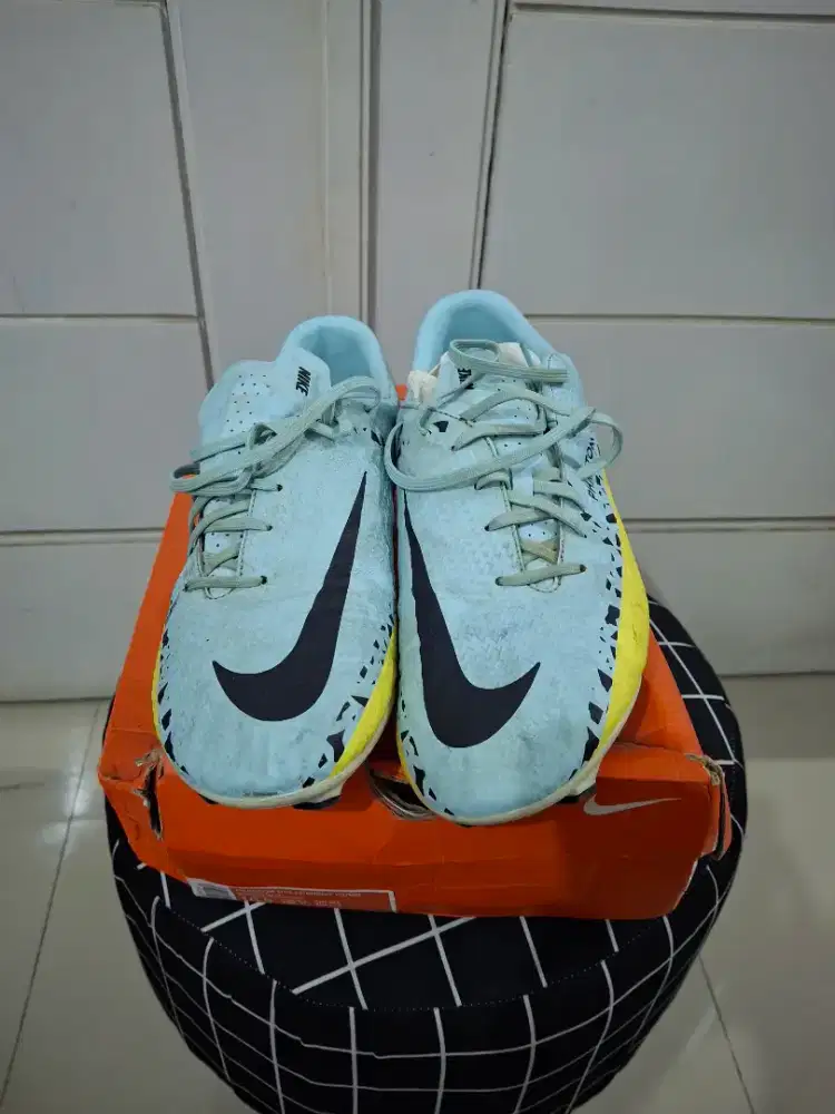 Sepatu bola Nike Phantom GT2 Academy FG