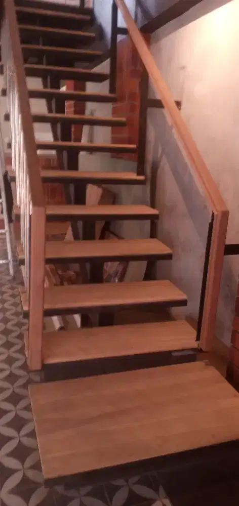 Tangga kayu jati