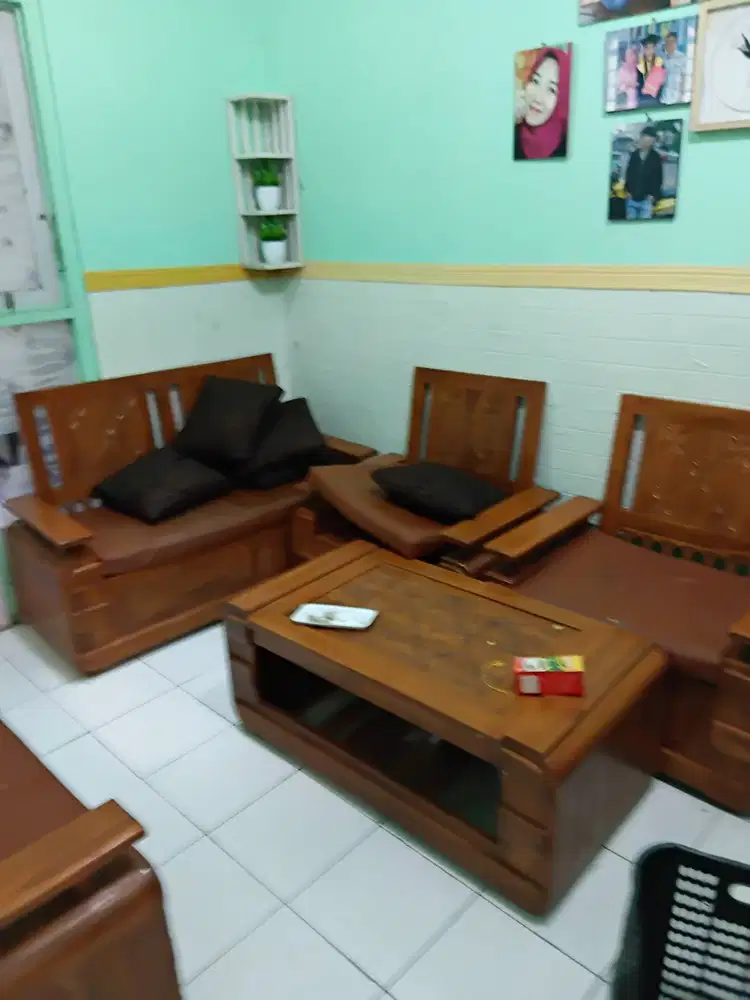 Kursi ruang tamu