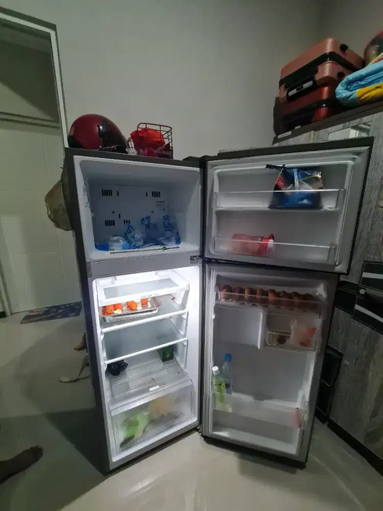 Lemari es 2pintu merk LG