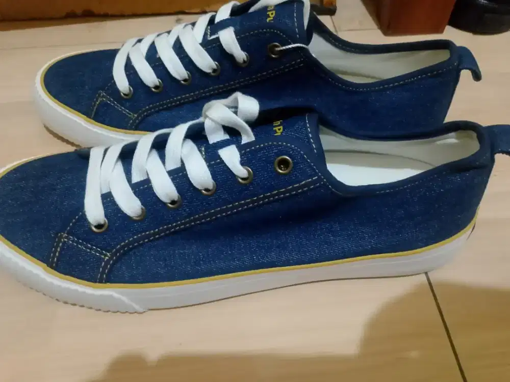 Sepatu hush puppies no. 43