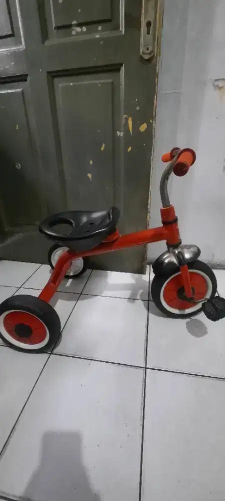 Sepeda anak merah