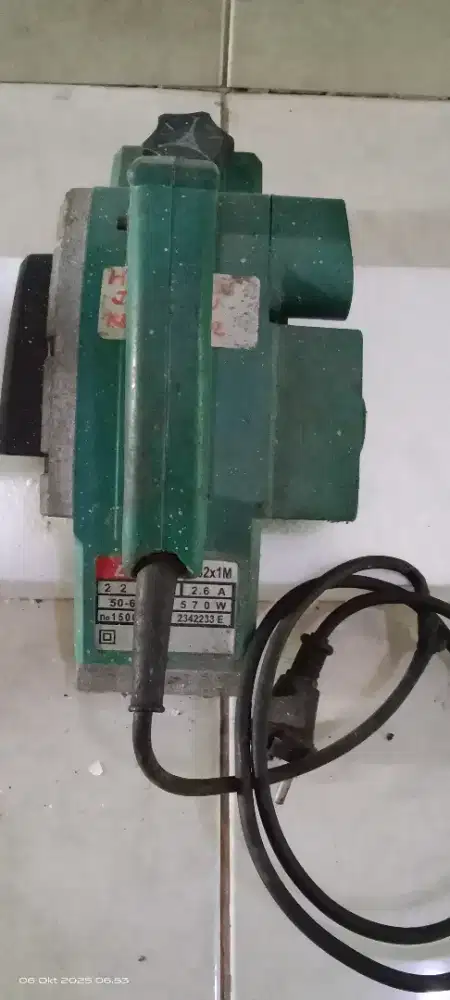 Mesin serutan kayu.