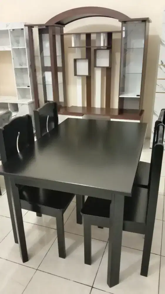 Satu set meja makan