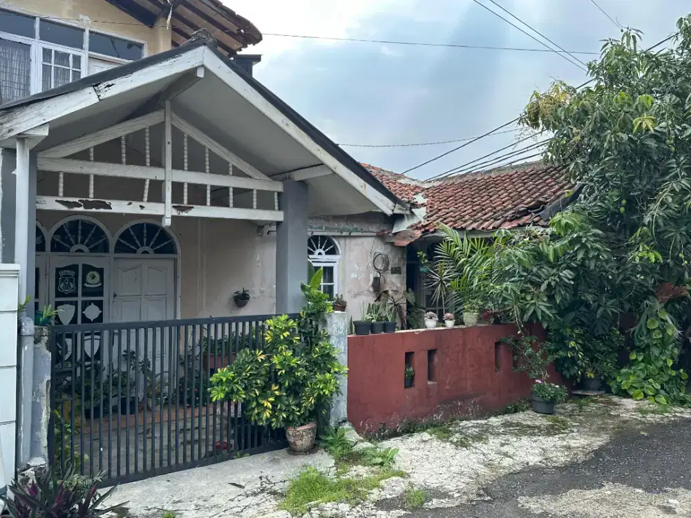 Jual rumah 2 lantai di komplek pharmindo
