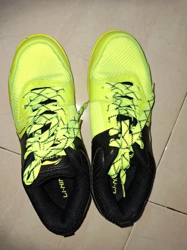 Sepatu badminton Lining Ultra II (seperti baru)