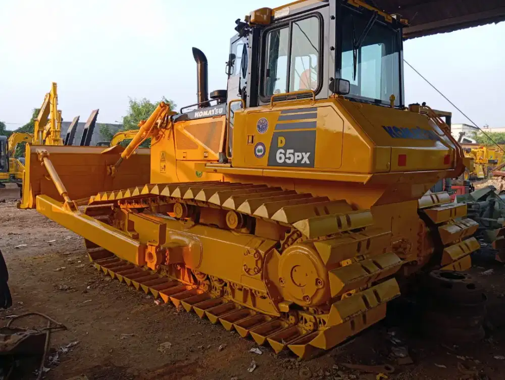 Doser Komatsu D65PX Bulldozer-Crawler Tractor kondisi siap kerja